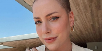 Fabiana Justus comemora fim do tratamento contra câncer e faz fotos com seu médico