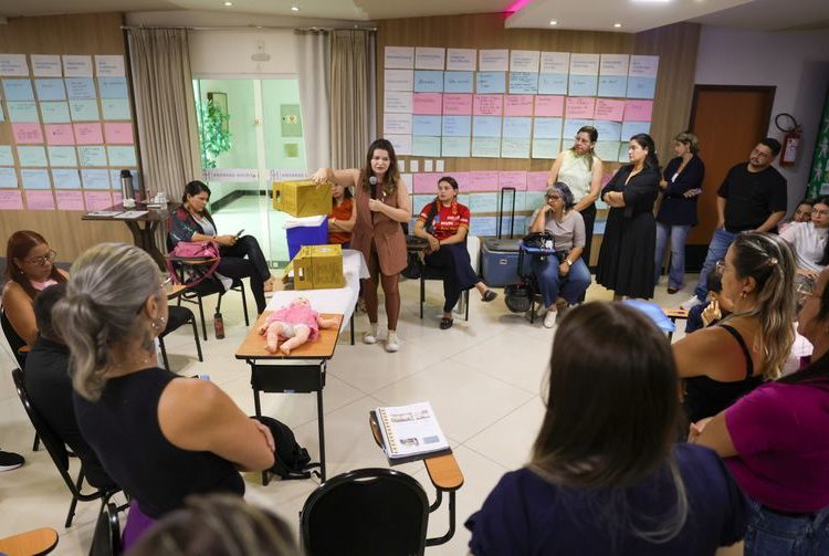Profissionais de saúde vencem desafios para vacinação em área indígena