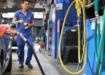 Vendas no comércio recuam 1,5% em abril, impactadas por combustíveis