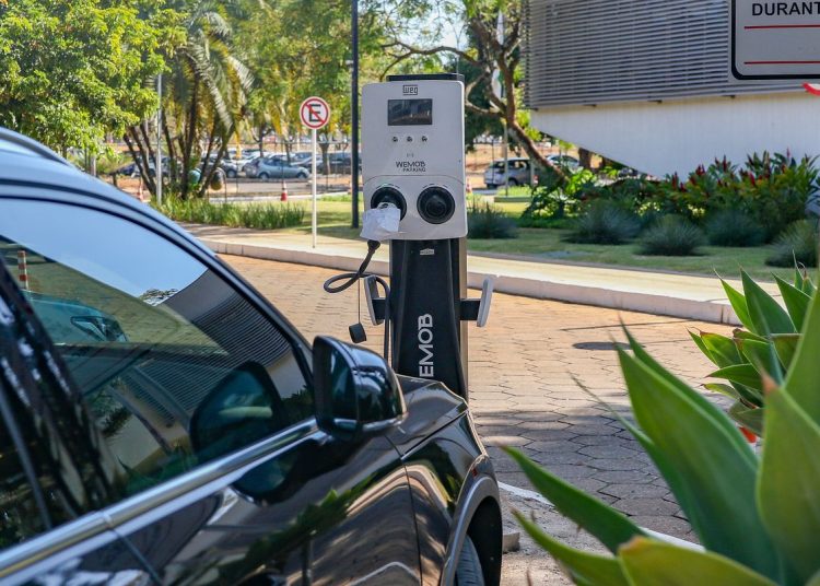Governo mantém elevação de tarifas a carro elétrico e renova cota zero
