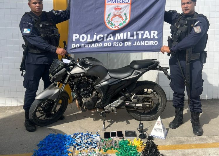 Suspeitos tentam fugir em moto sem placa, mas acabam presos com grande carga de drogas em Macaé
