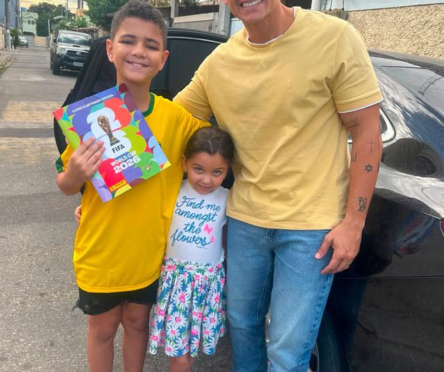 Após encantar a internet, jovem Erick ganha álbum da Copa completo