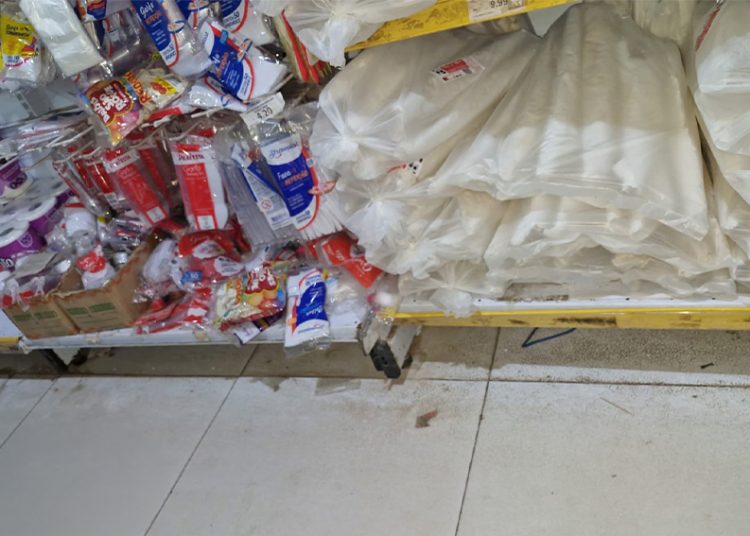 Vigilância Sanitária interdita supermercado em SFI após encontrar baratas, acúmulo de lixo e alimentos vencidos
