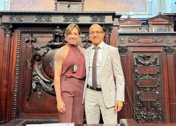 Delegada Carla Tavares e policiais da 134ª DP recebem Moção de Aplausos na Alerj