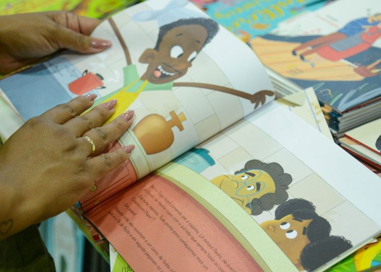 Bienal nas Escolas entra em clima de Copa para estimular leitura no RJ