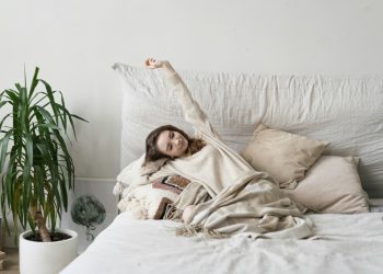 Dor e rigidez matinal nos dias frios: o que causa e como aliviar na própria cama