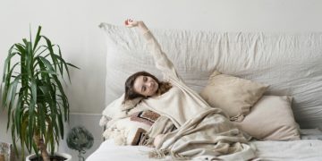 Dor e rigidez matinal nos dias frios: o que causa e como aliviar na própria cama
