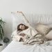 Dor e rigidez matinal nos dias frios: o que causa e como aliviar na própria cama