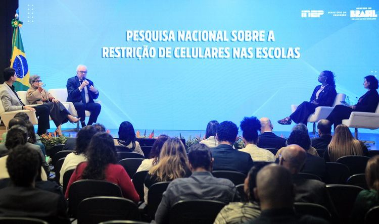 Lei que restringe uso de celulares já é adotada por 92% das escolas