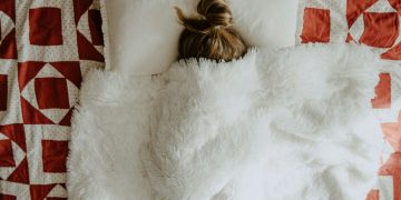 O que fazer quando a cama gelada provoca insônia no inverno