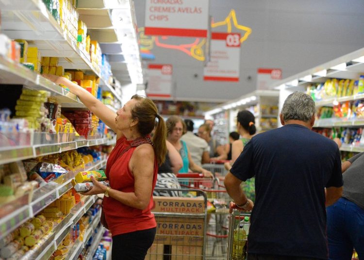 Cesta básica fica mais cara em 17 capitais brasileiras em junho