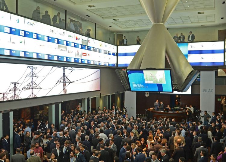 Ibovespa volta aos 174 mil pontos com aposta na Selic, e dólar cai