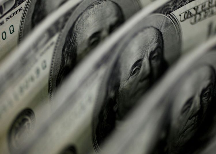 Dólar sobe para R$ 5,11, e bolsa fica estável, apesar de tensão global