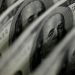 Dólar sobe para R$ 5,11, e bolsa fica estável, apesar de tensão global