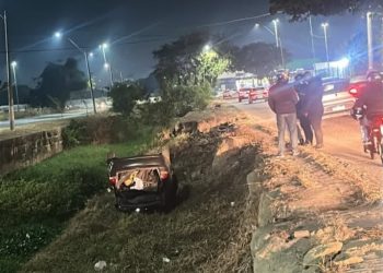 Mais um carro cai no “valão do perigo” em Campos