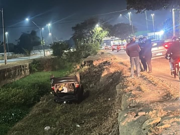 Mais um carro cai no “valão do perigo” em Campos