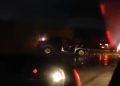Duas pessoas morrem e criança fica em estado grave após acidente em Campos; carro pegou fogo