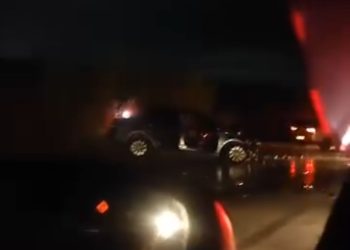 Duas pessoas morrem e criança fica em estado grave após acidente em Campos; carro pegou fogo