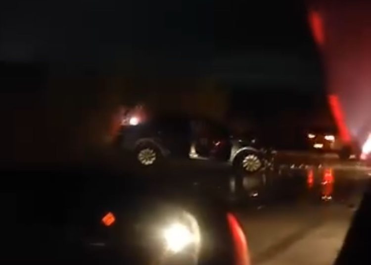 Duas pessoas morrem e criança fica em estado grave após acidente em Campos; carro pegou fogo