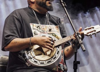 Tiee embala multidão na segunda noite do Festival do Maracujá em Travessão de Barra