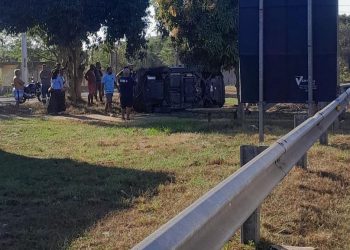 Motorista deixa motel sem pagar, derruba portão e colide em van durante fuga na BR-101 em Campos