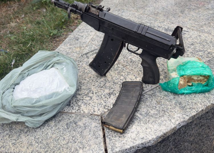 PM apreende fuzil suspeito de envolvimento em homicídios e drogas em Campos