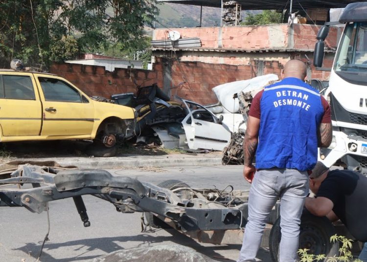 Agentes da Operação Desmonte encontram três motores furtados e um com numeração raspada em ferro-velho de Nova Iguaçu