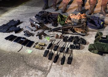 Operação da PM prende seis criminosos e apreende adolescente com armas e explosivos em Conceição de Macabu