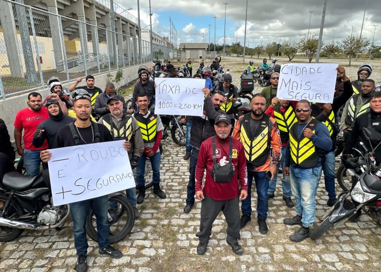 Motoboys e mototaxistas fazem manifestação por mais segurança e melhores condições de trabalho em Campos
