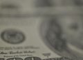Dólar recua, bolsa cai e petróleo dispara com tensão no Oriente Médio