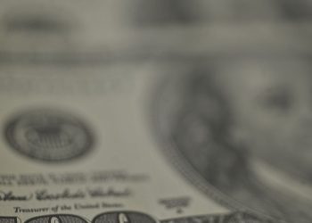 Dólar recua, bolsa cai e petróleo dispara com tensão no Oriente Médio