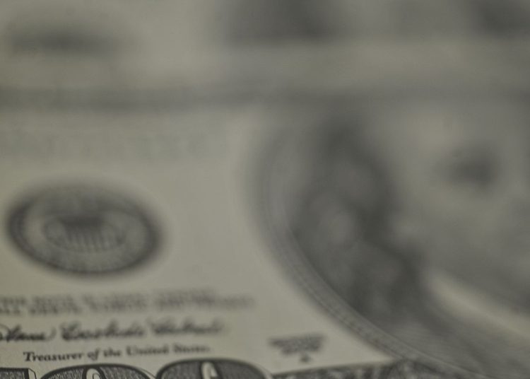 Dólar recua, bolsa cai e petróleo dispara com tensão no Oriente Médio