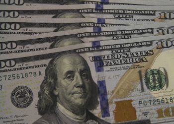 Dólar cai para R$ 5,08, e bolsa recua pela quarta vez consecutiva