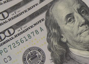 Dólar encosta em R$ 5,10 com tarifaço e tensão global