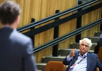 Nobel da economia diz que impacto da IA no emprego é superestimado