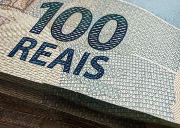 Dólar cai para R$ 5,07, menor nível em um mês; bolsa fica estável