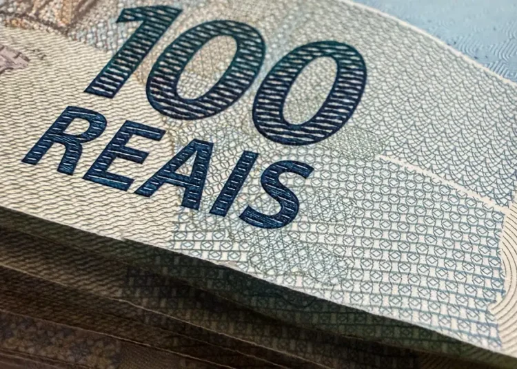 Dólar cai para R$ 5,07, menor nível em um mês; bolsa fica estável