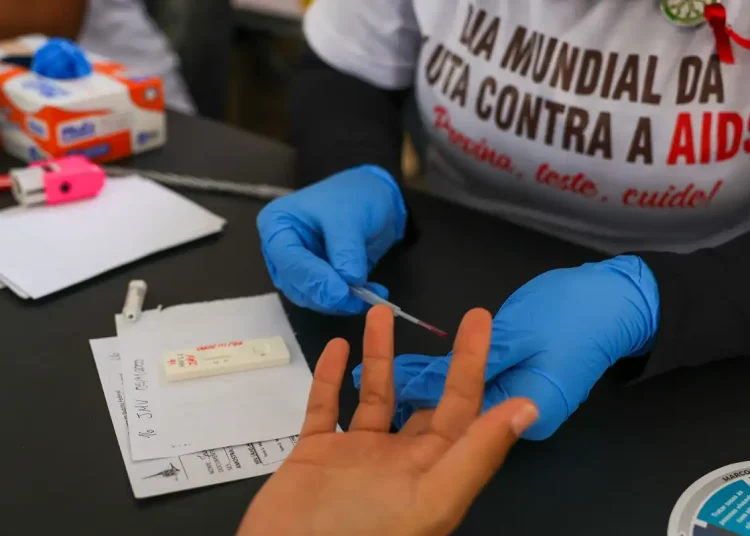 Desinformação sobre HIV dificulta tratamento e aumenta preconceito