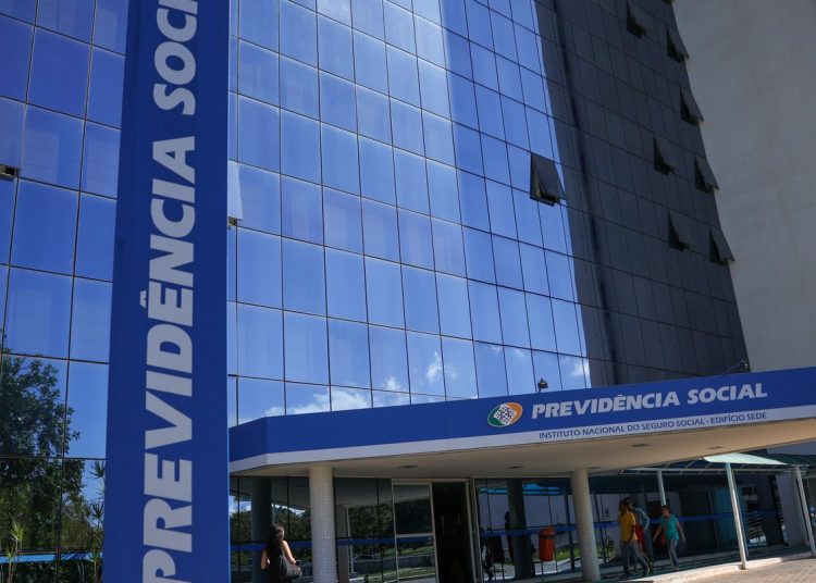 Previsão de gastos com INSS em 2027 é reduzida em R$ 5 bilhões