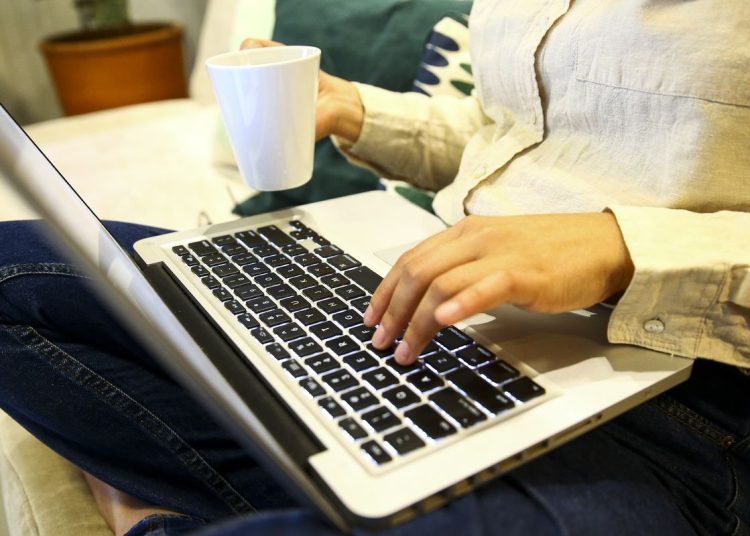 Sete em cada dez brasileiros temem comprar remédios pela internet