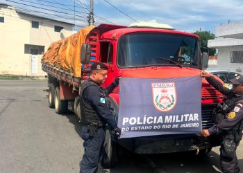 PM recupera em Campos caminhão roubado com carga avaliada em R$ 24 mil