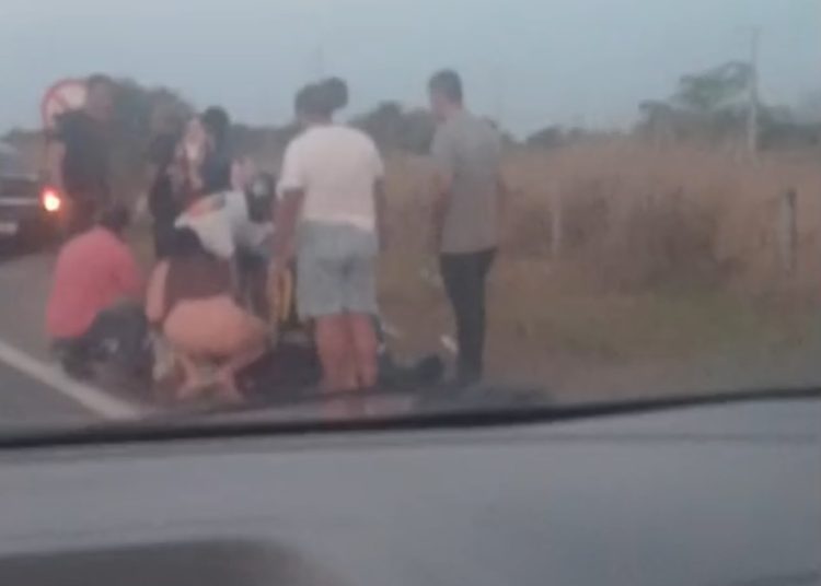 Acidente com moto deixa duas pessoas feridas na BR-356 entre Campos e SJB