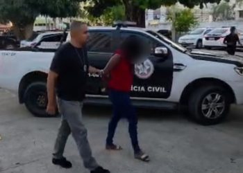 Condenada por agredir a mãe e esfaquear o companheiro dela após discussão familiar é presa em Campos