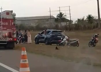 Homem é socorrido em estado grave após acidente entre carro e moto na BR-101