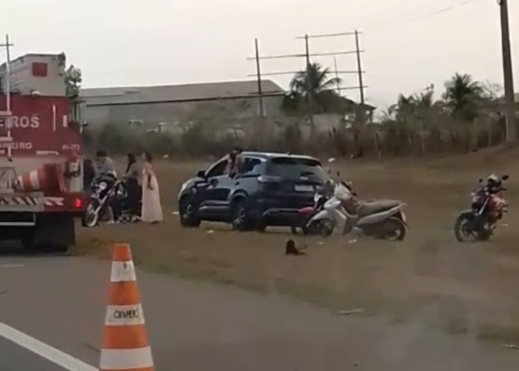 Homem é socorrido em estado grave após acidente entre carro e moto na BR-101