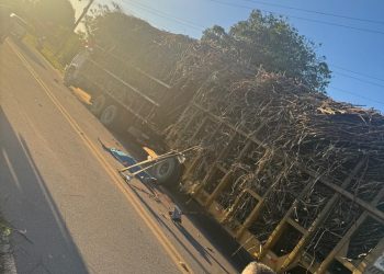 Caminhoneiro é atropelado e morre após descer de veículo para verificar pneu em São Francisco