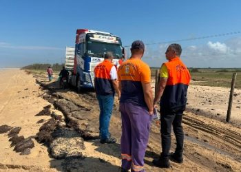 Ressaca compromete trecho da estrada entre Farol e Barra do Furado; Defesa Civil monitora região