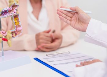 Pacientes com câncer colorretal têm medicamento aprovado pela Anvisa