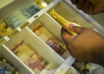 Trabalhadores nascidos em novembro e dezembro recebem abono salarial