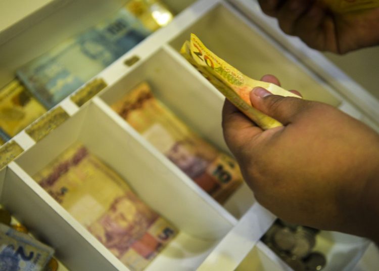 Trabalhadores nascidos em novembro e dezembro recebem abono salarial